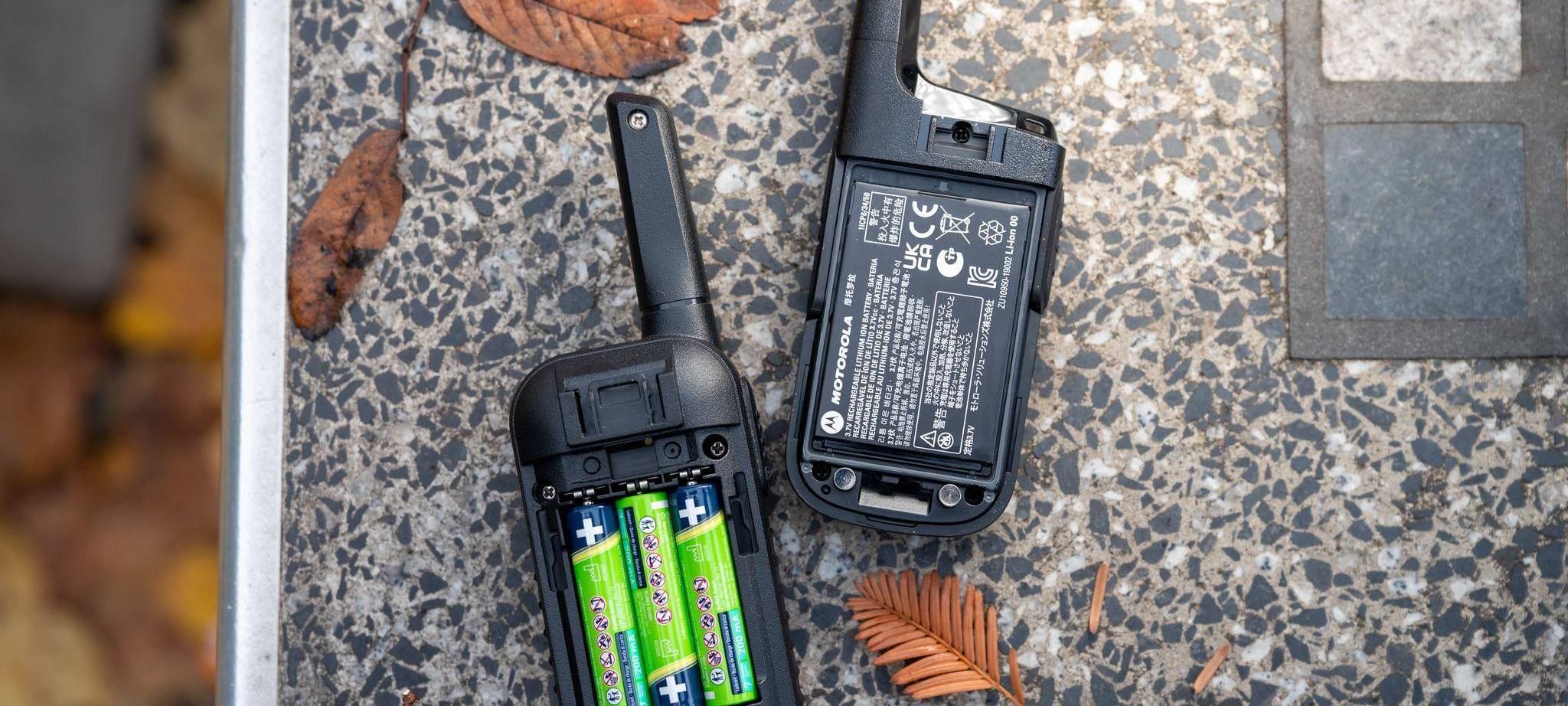 Verschiedene Walkie-Talkies auf einer Steinplatte