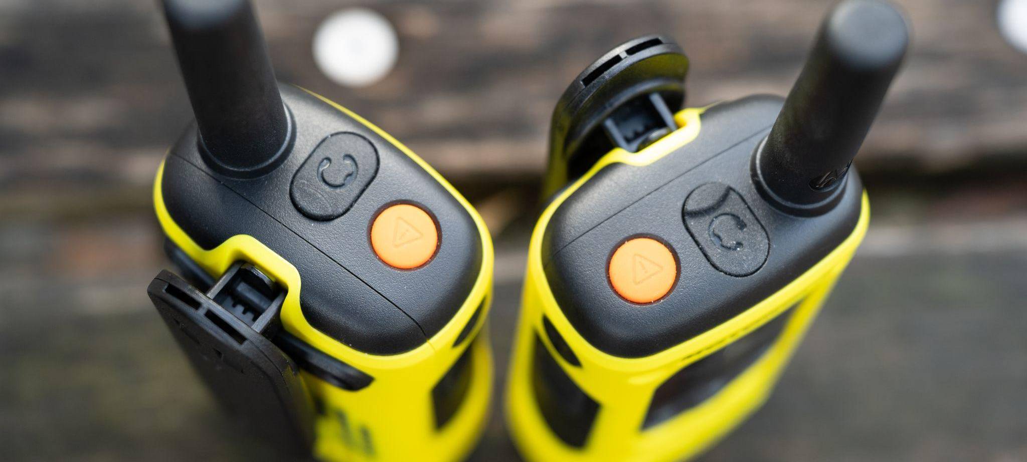 Zwei Walkie-Talkies auf Holzbrettern