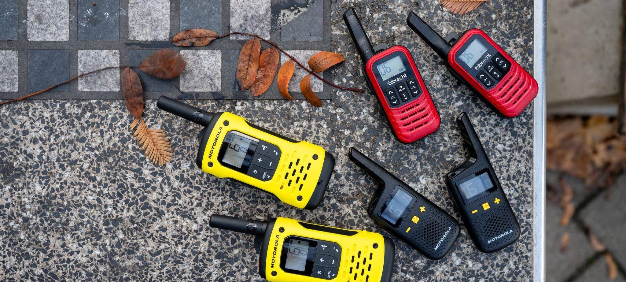 Verschiedene Walkie-Talkies auf einer Steinplatte