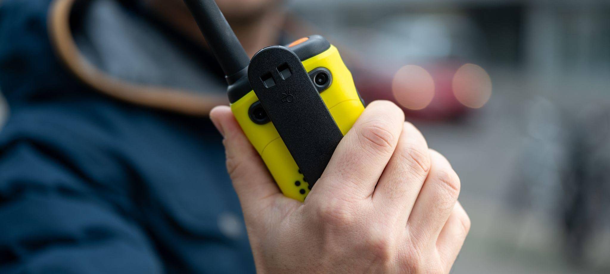Ein Mann hält ein Walkie-Talkie in seiner Hand