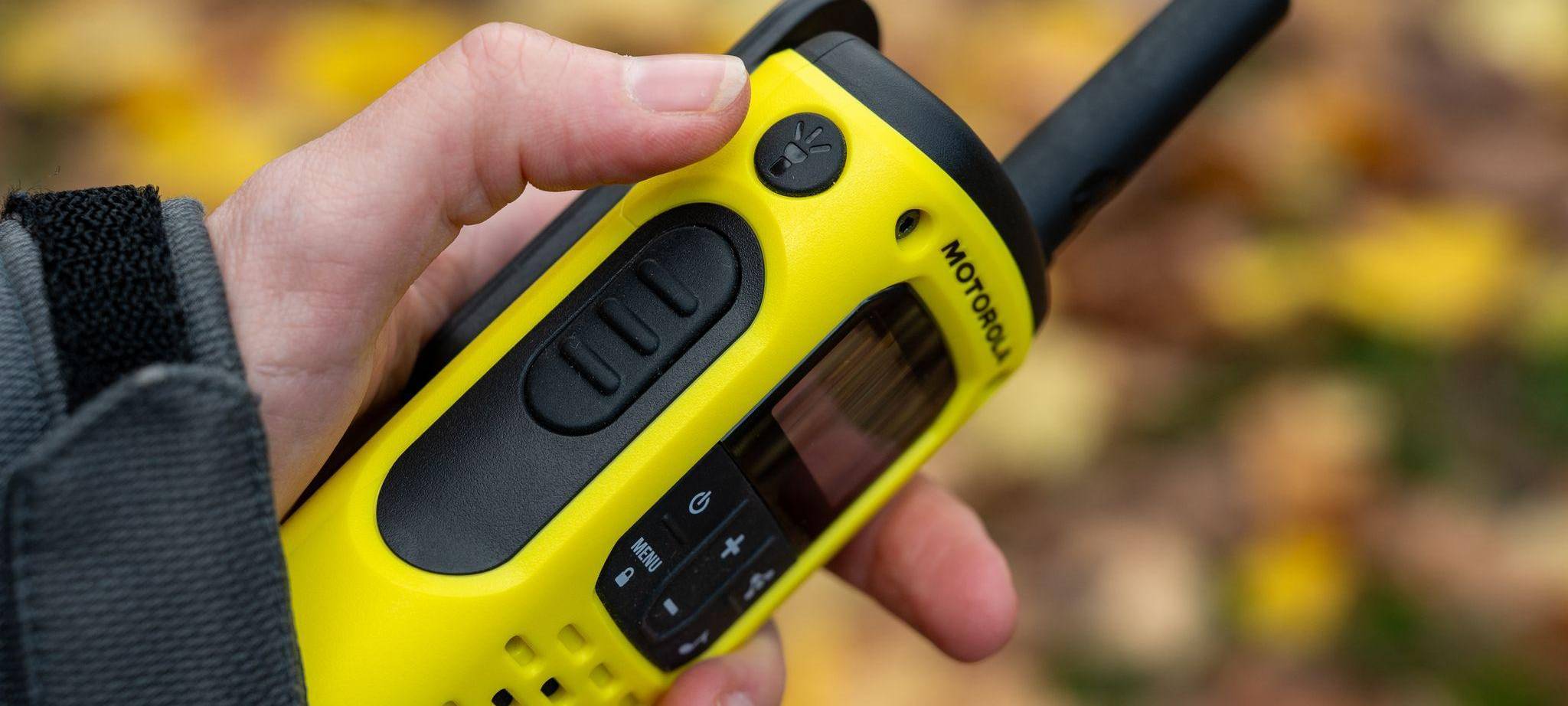 Eine Frau hält ein Walkie-Talkie in der Hand