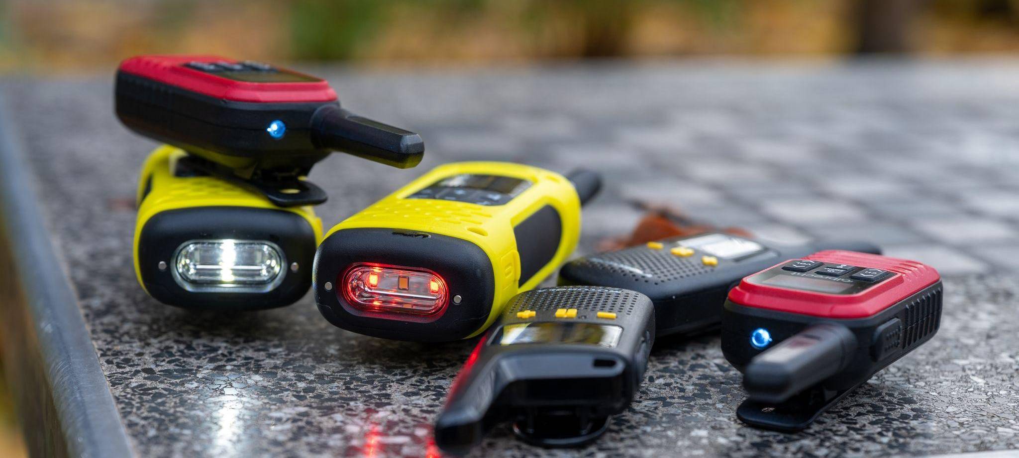 Verschiedene Walkie-Talkies auf einer Steinplatte