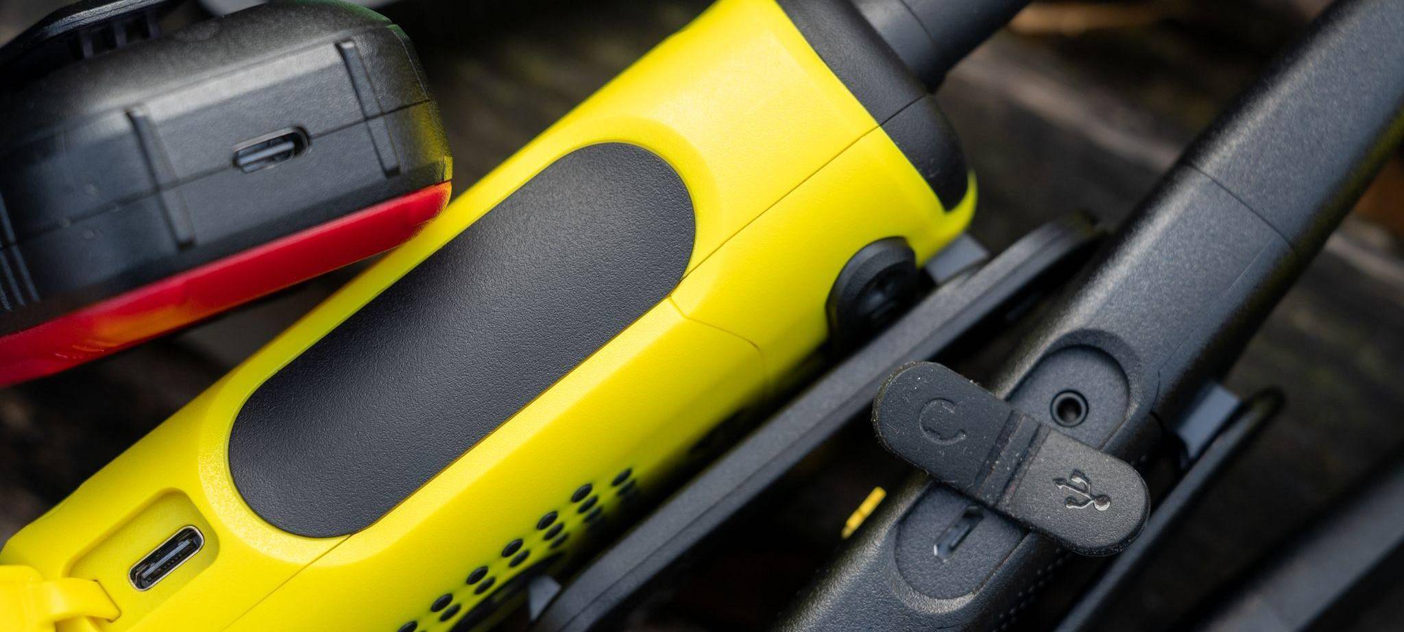 Verschiedene Walkie-Talkies auf Holzbrettern