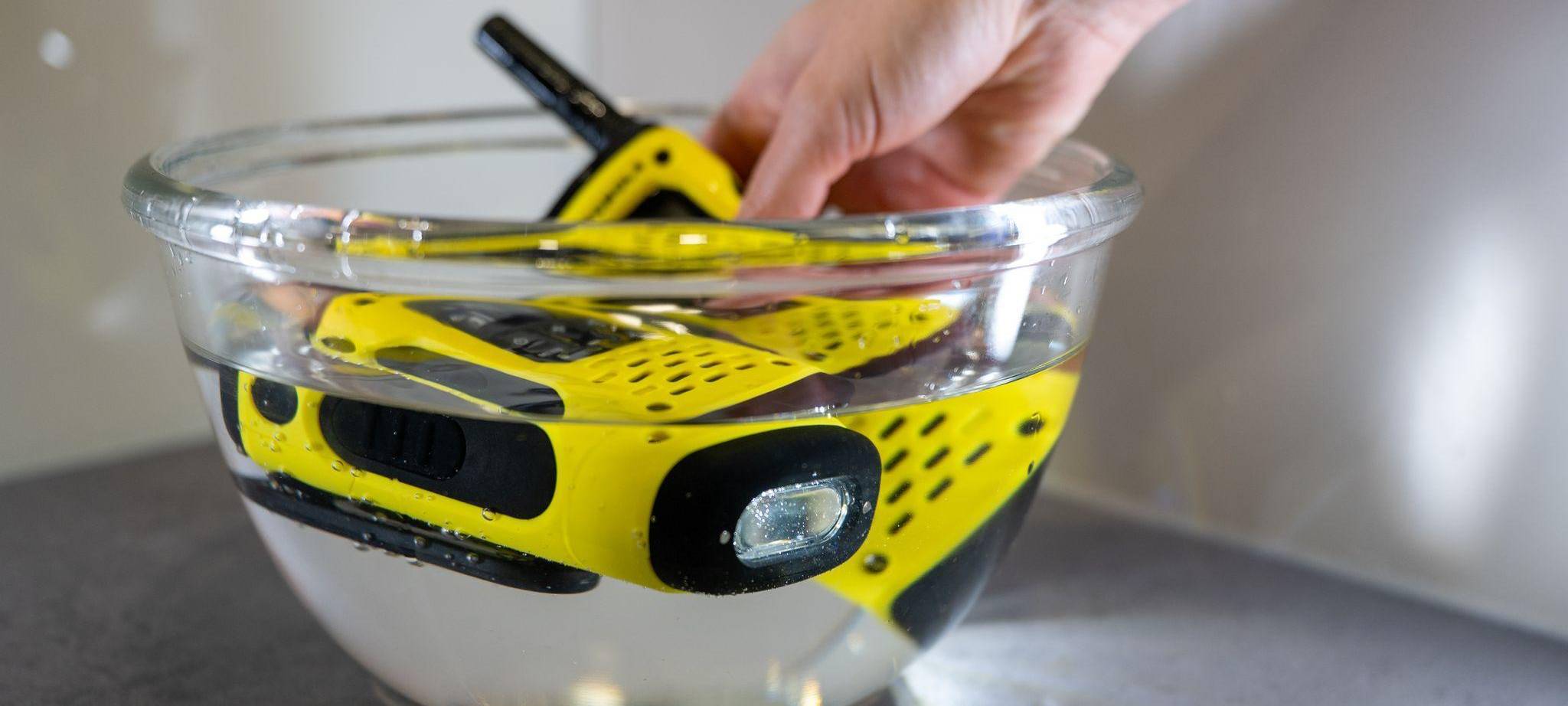 Zwei Walkie-Talkies in einer Wasserschale