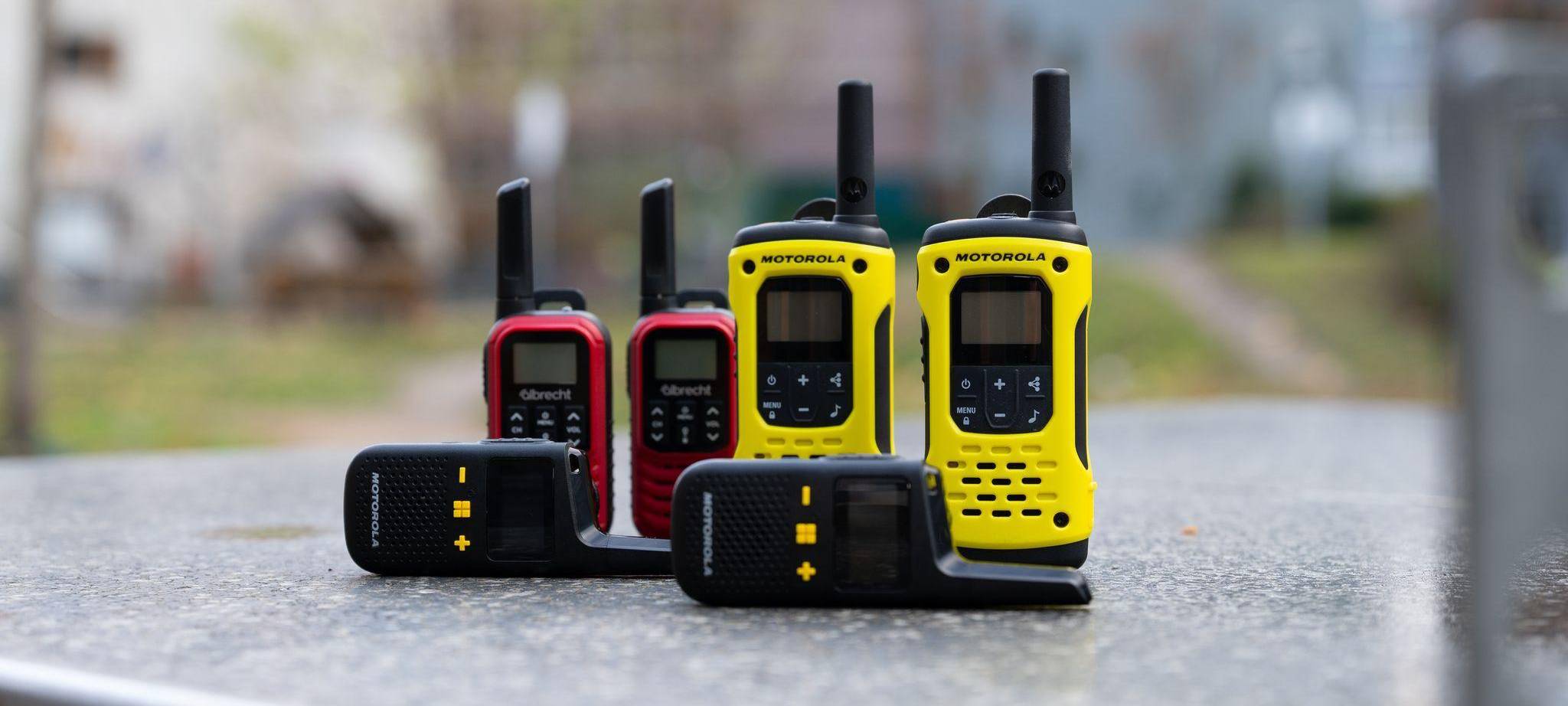 Verschiedene Walkie-Talkies auf einer Steinplatte