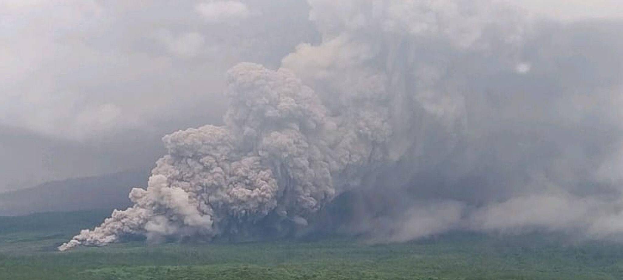Vulkan Semeru in Indonesien spuckt Aschesäule