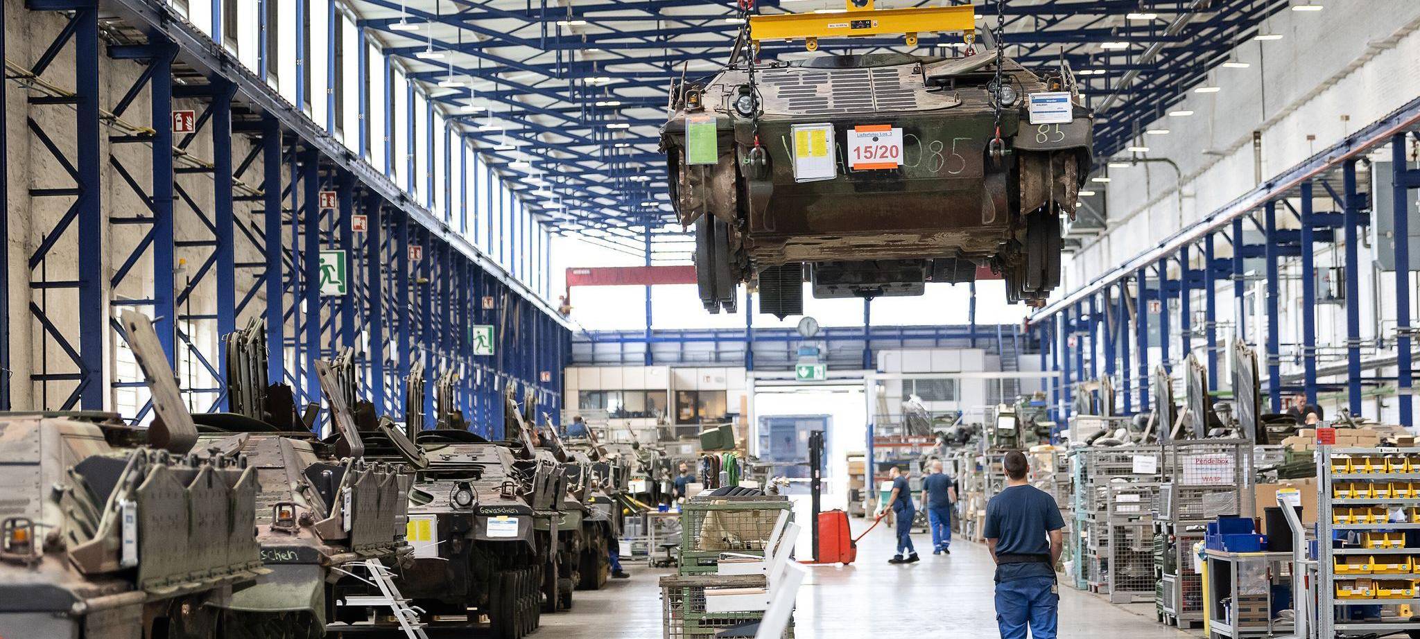 Panzer vom Typ Marder in der Fertigungshalle von Rheinmetall