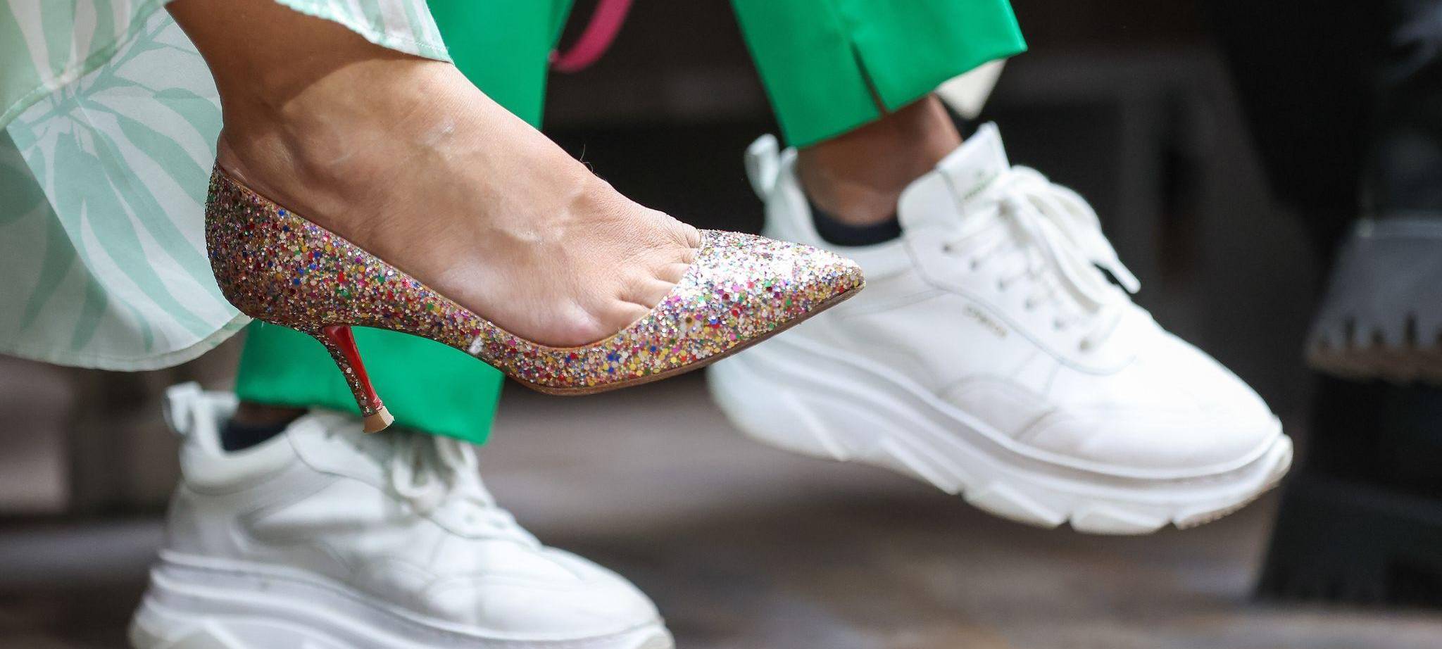 Gäste in Pumps und Sneaker bei Berlin Fashion Week