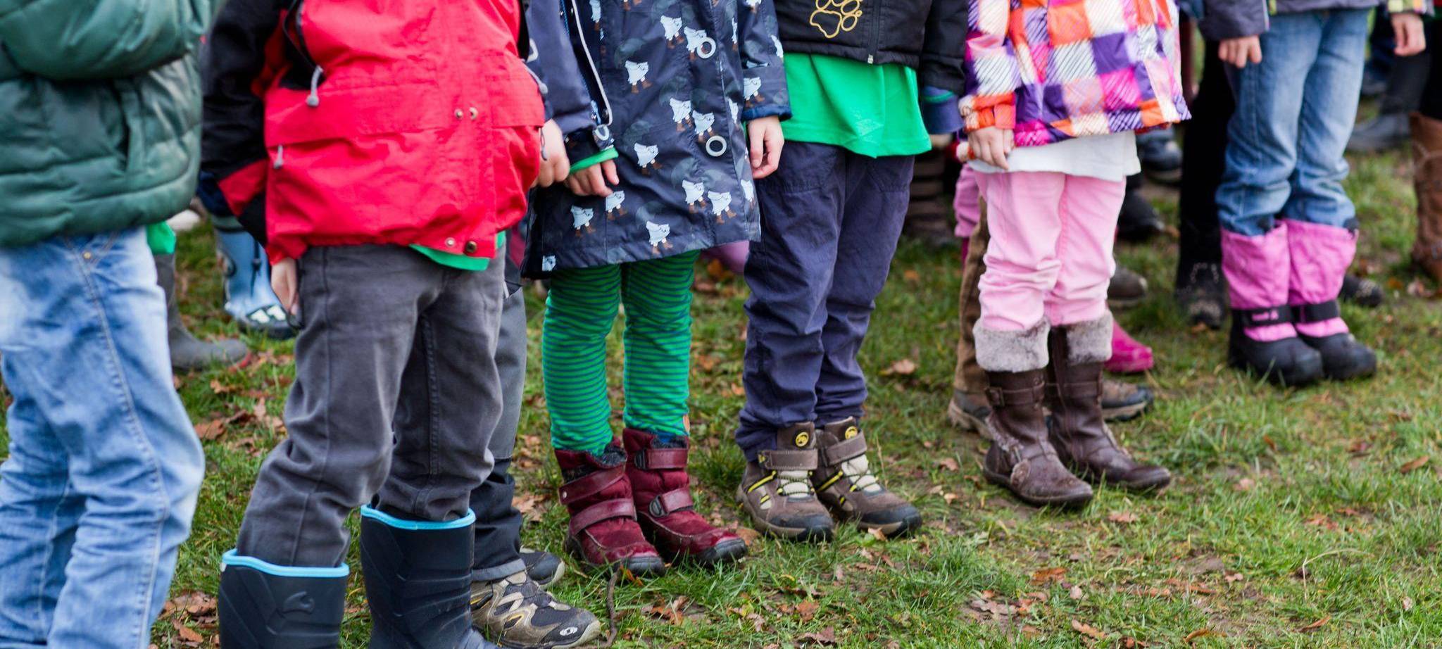 Kinder stehen in einem Garten