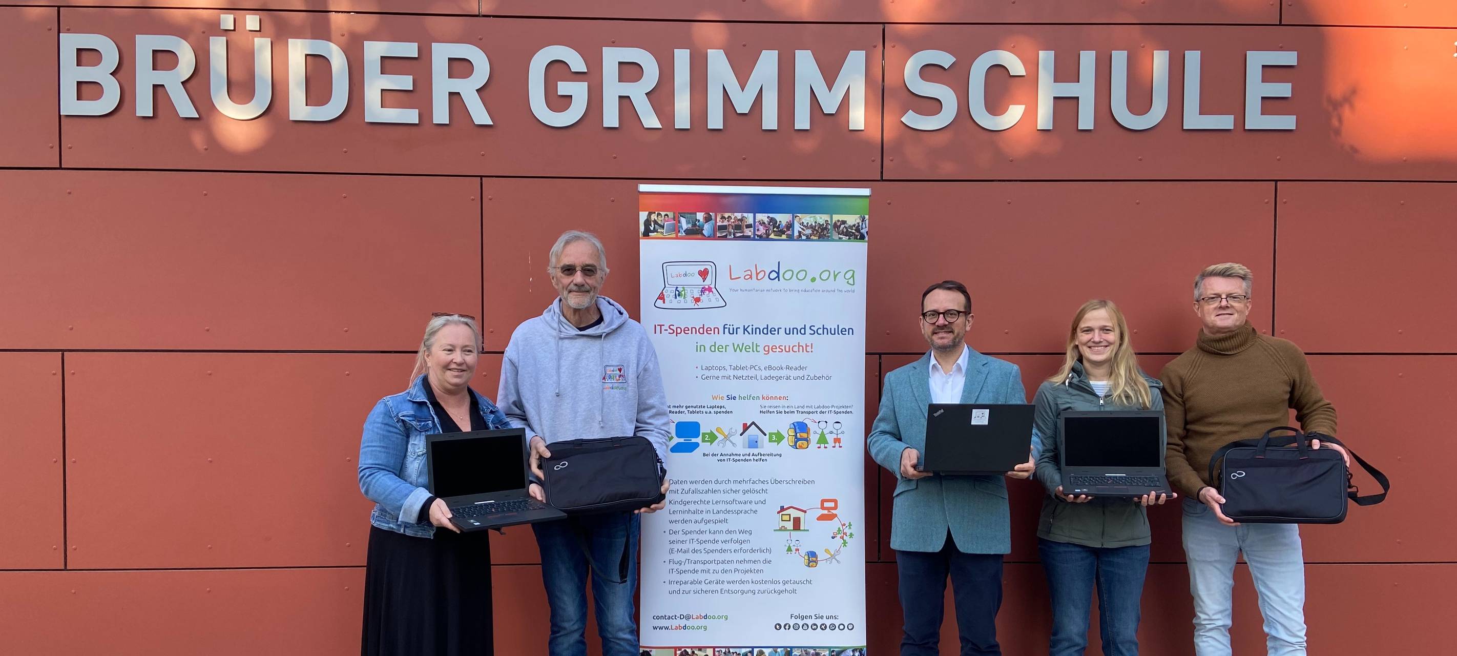 Organisation verteilt Laptops an Mülheimer Schüler