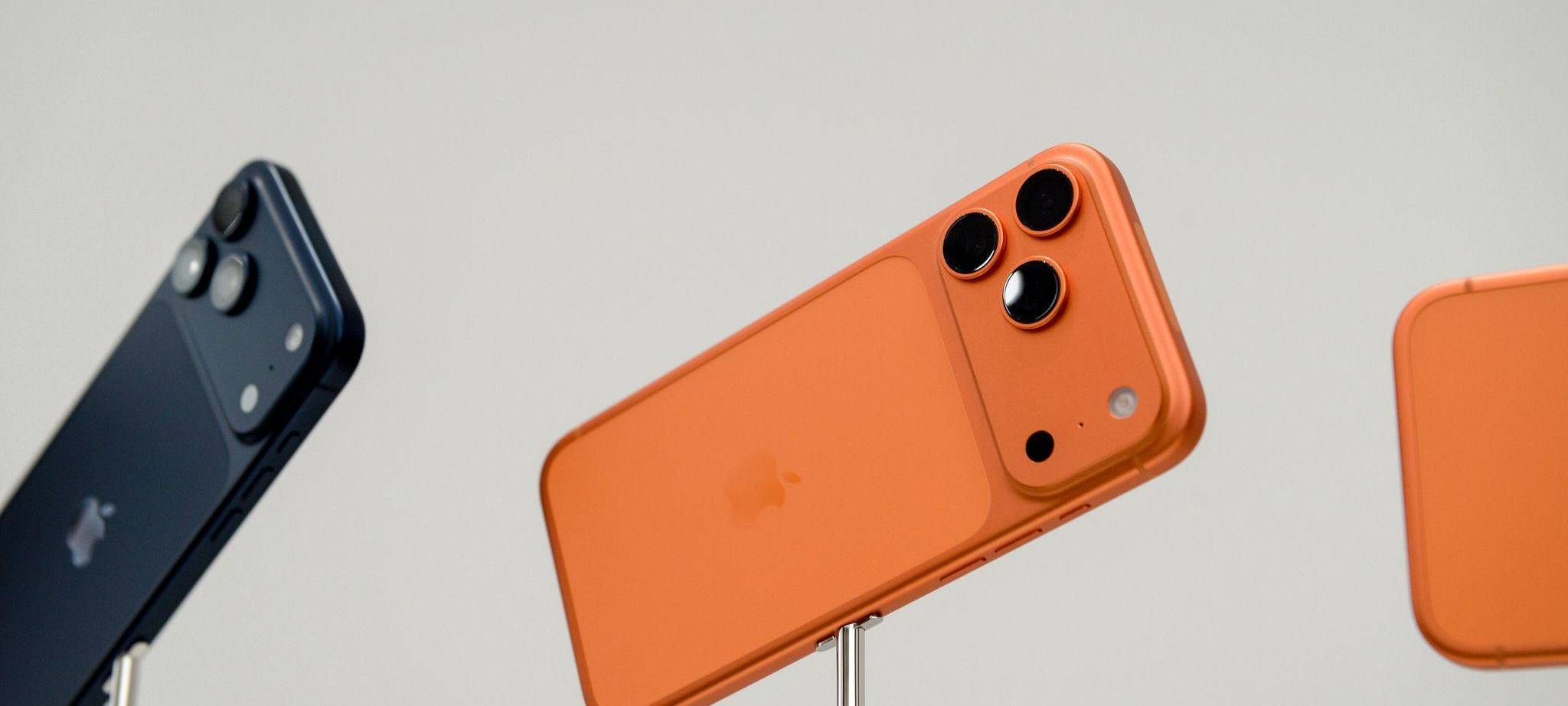 Apple iPhone Pro in den Farben Tiefblau und Cosmic Orange