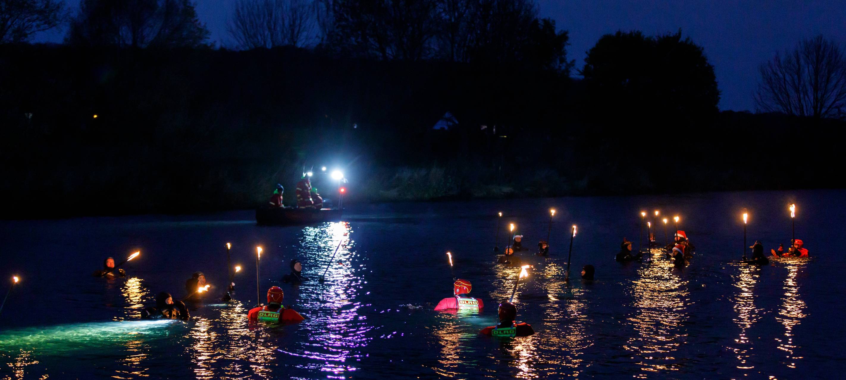 DLRG veranstaltet Fackelschwimmen auf der Ruhr