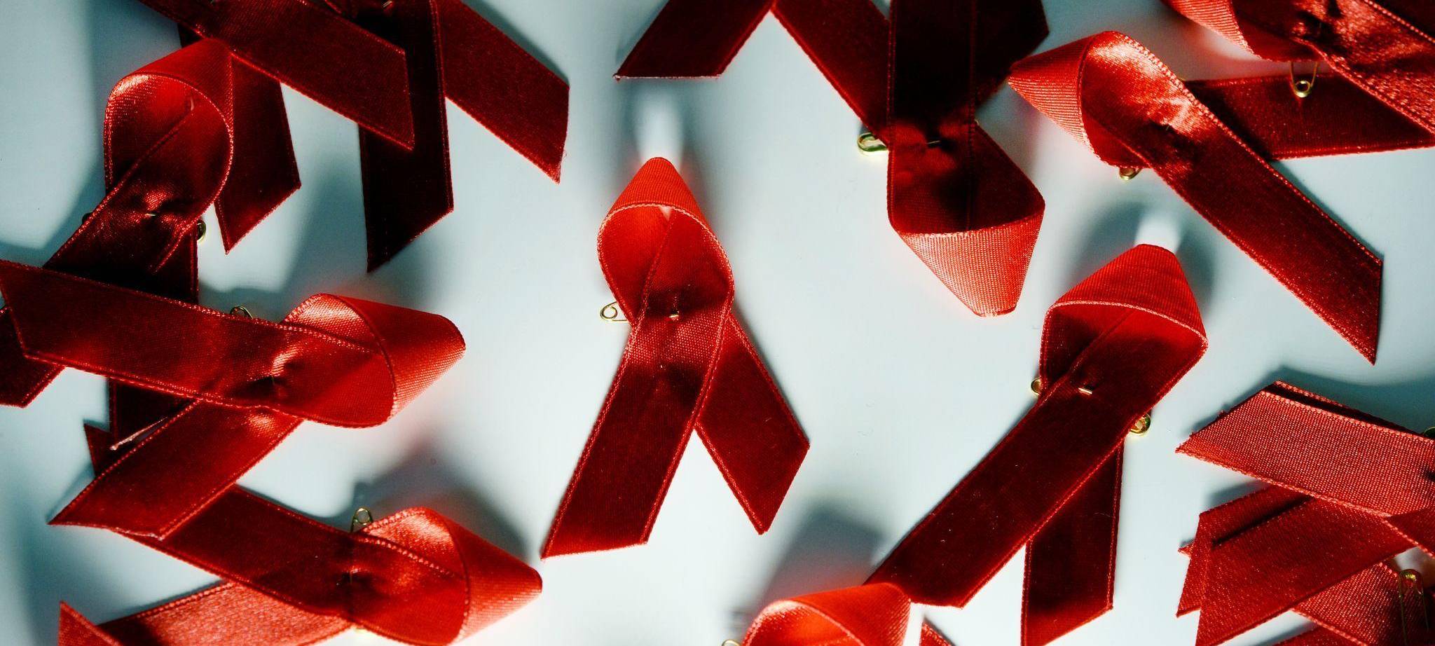 Rote Aids Schleifen auf einem Tisch