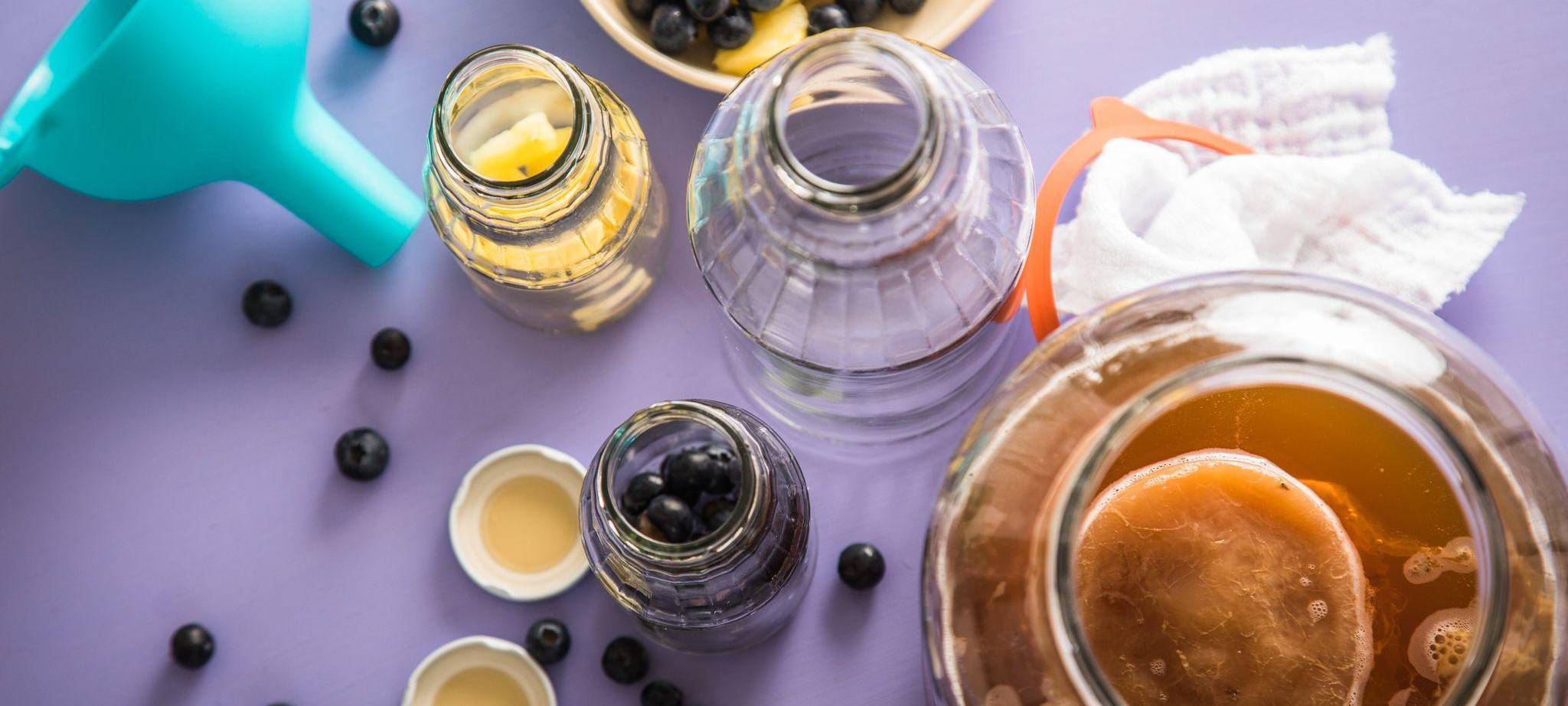 Kombucha steht auf einem Tisch