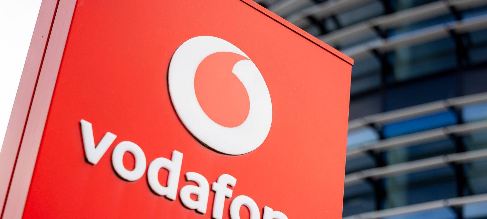 Firmenschild mit dem Logo von Vodafone steht vor Konzernzentrale