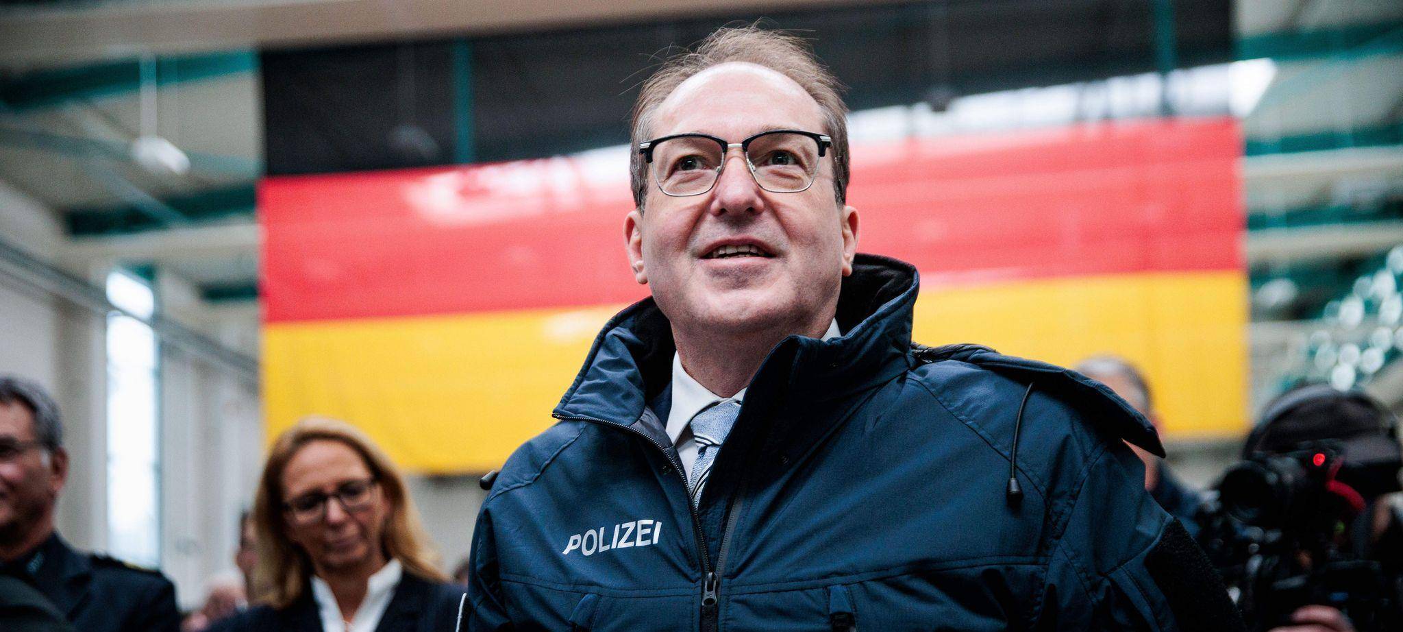 Innenminister Dobrindt stellt Drohnenabwehr in Dienst