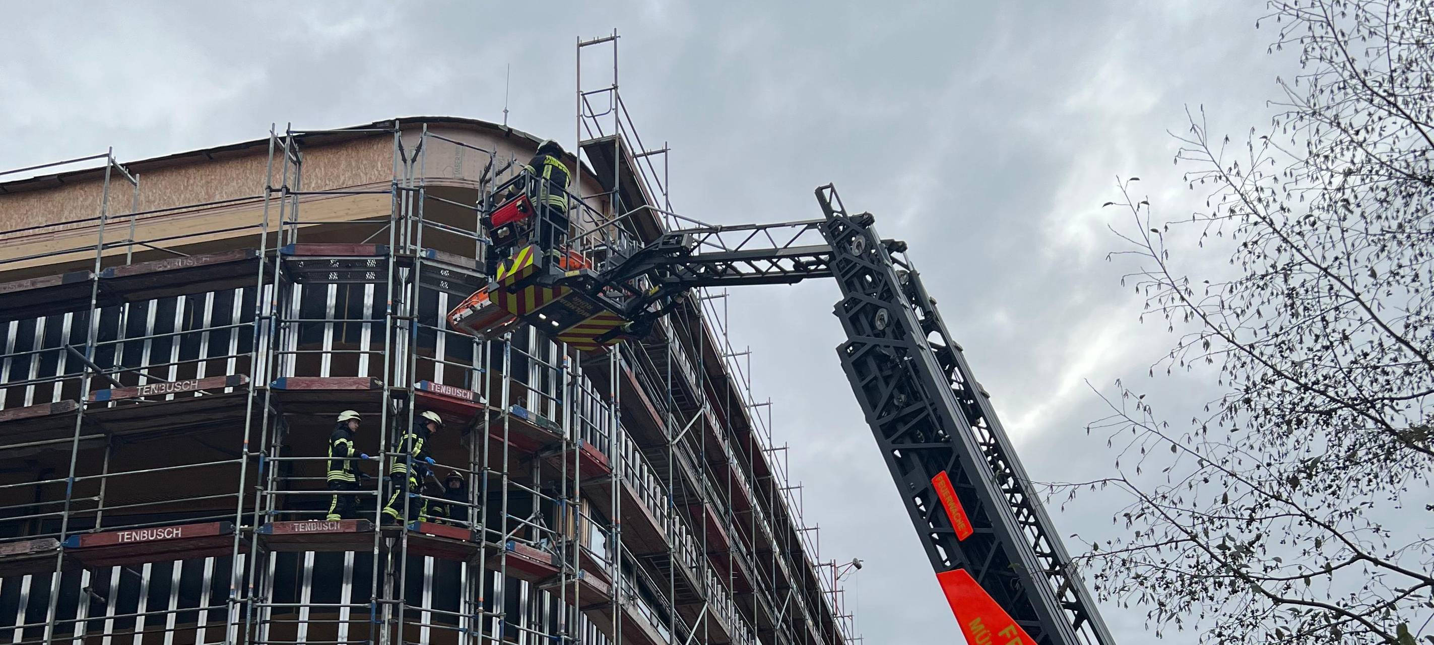 Bauarbeiter muss mit Drehleiter gerettet werden