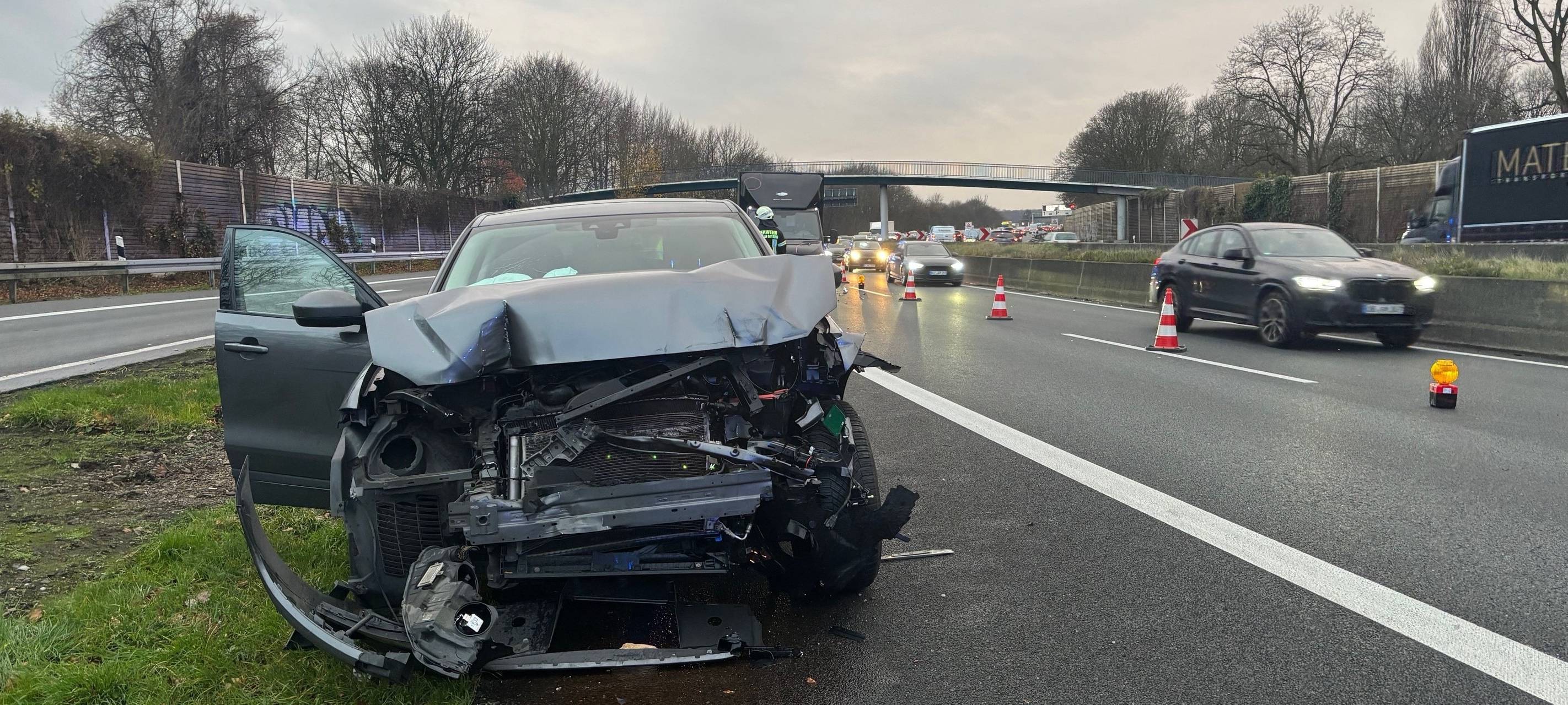 Unfall auf A40 führt zu Vollsperrung bei Mülheim