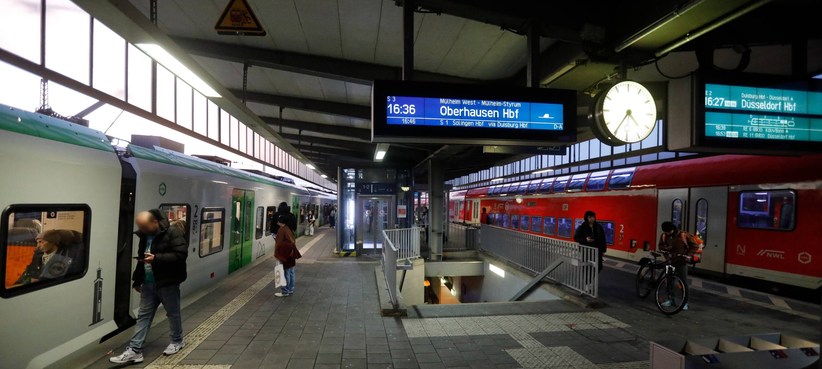 Mülheim Hauptbahnhof: Fernverkehr fährt vorbei