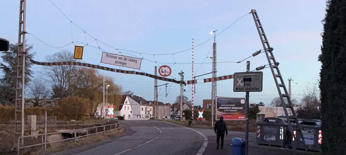 Bahnübergang an der Heerstraße wegen Unfall gesperrt