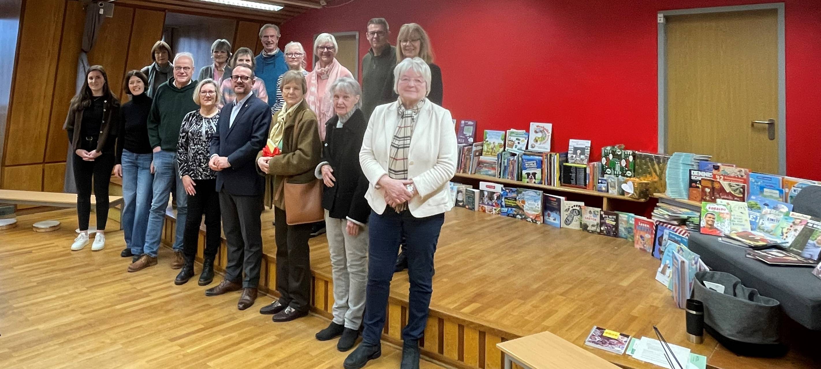 Künstlerverein spendet neue Bücher an Grundschule