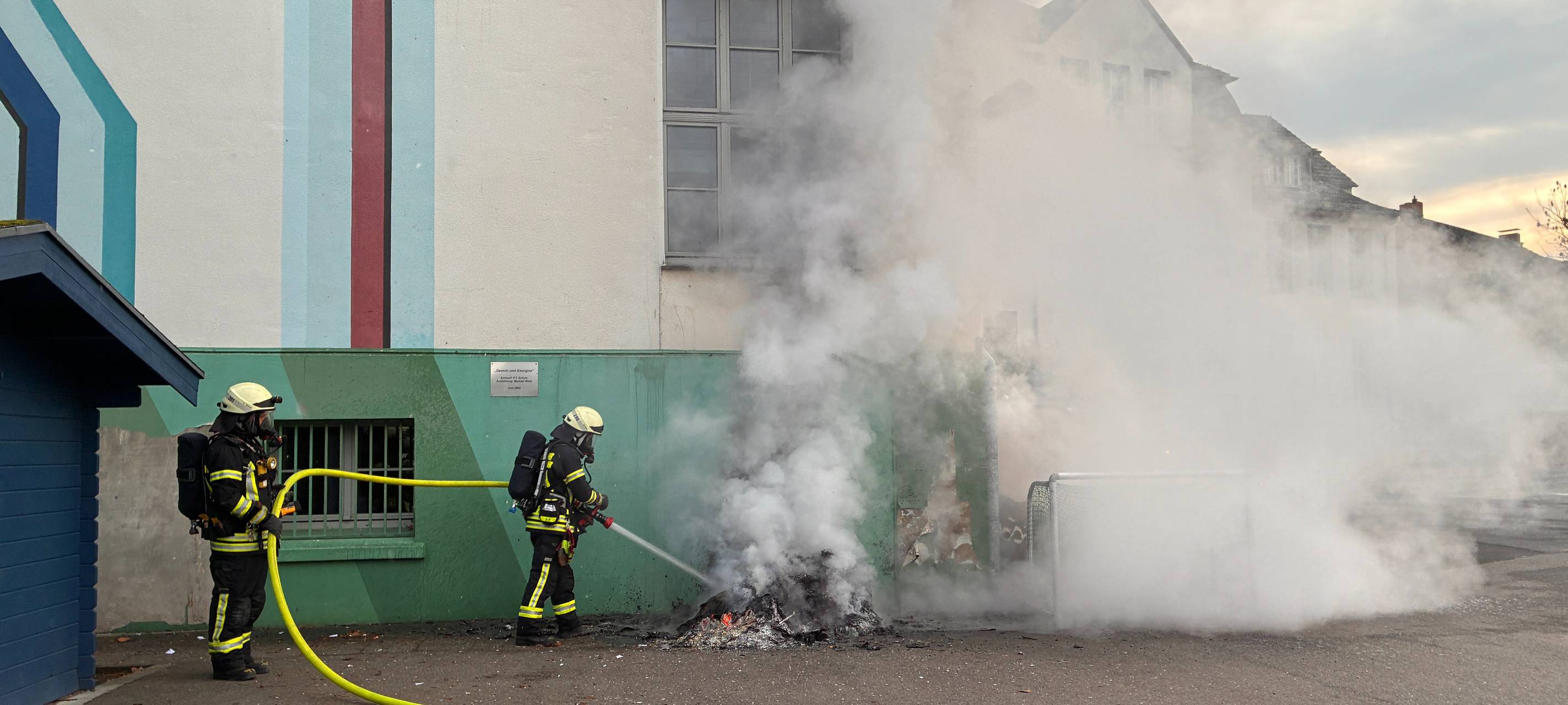 Mülltonne brennt an Schule am Klostermarkt