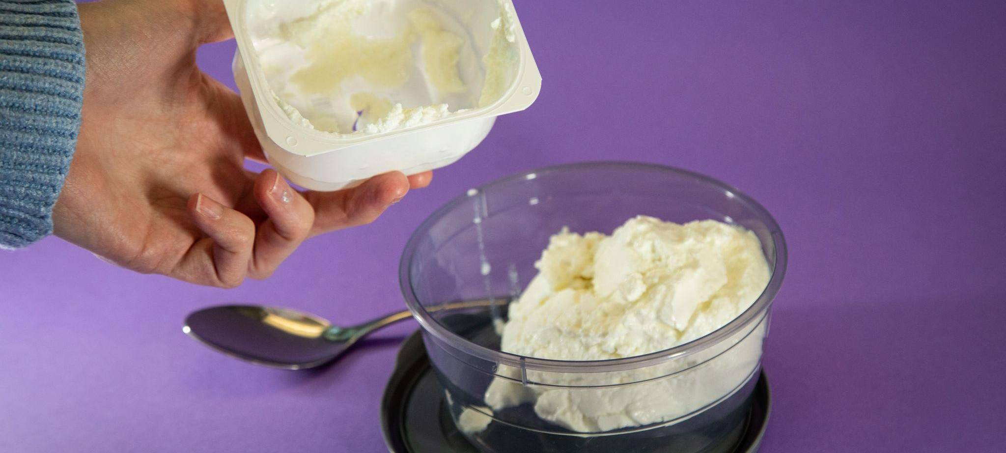 Eine Packung Quark ist in einer Schüssel zu sehen
