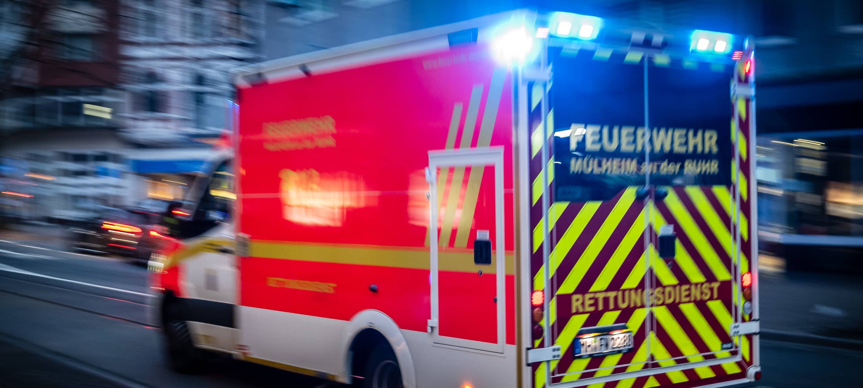 Mülheim: Auto landet nach Unfall im Graben