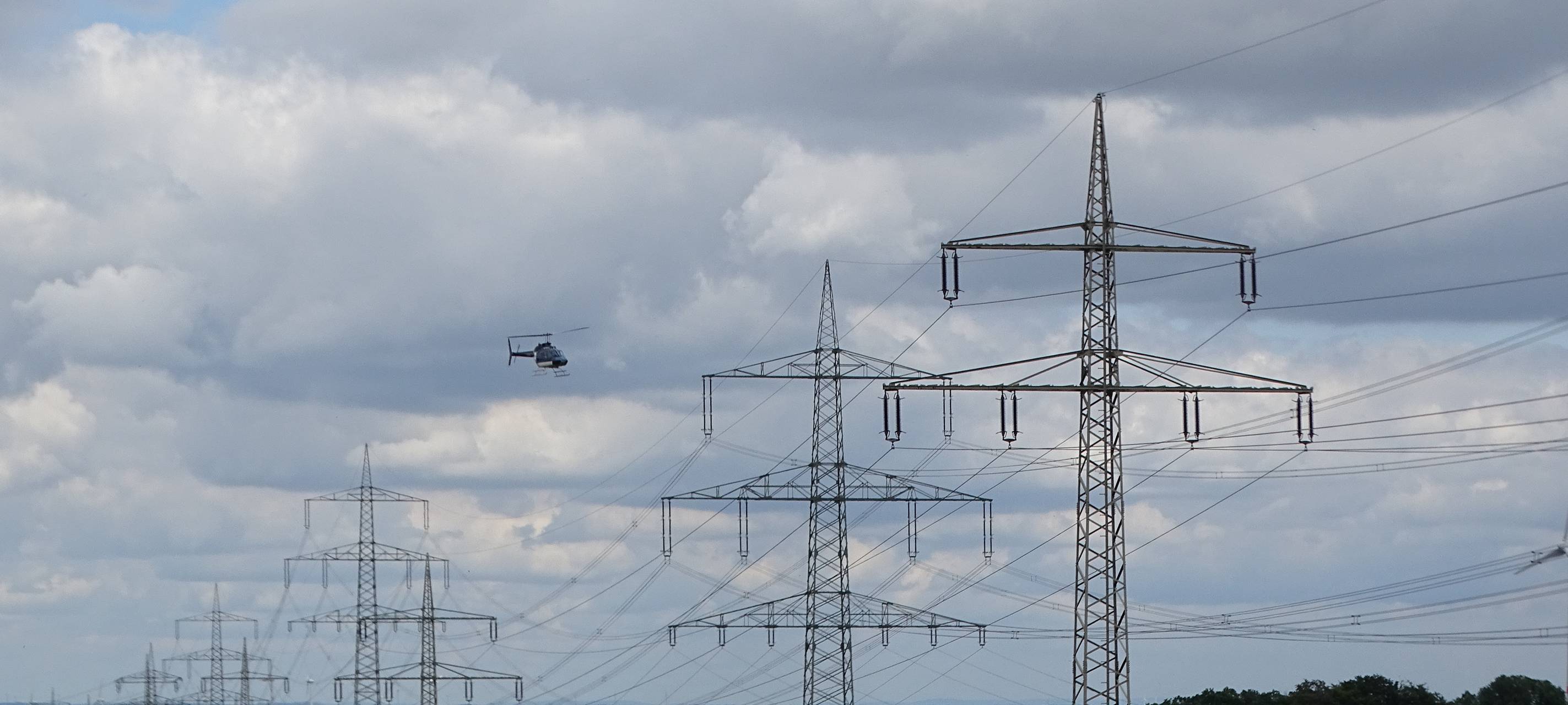 Amprion startet Helikopter-Kontrollen der Stromleitungen