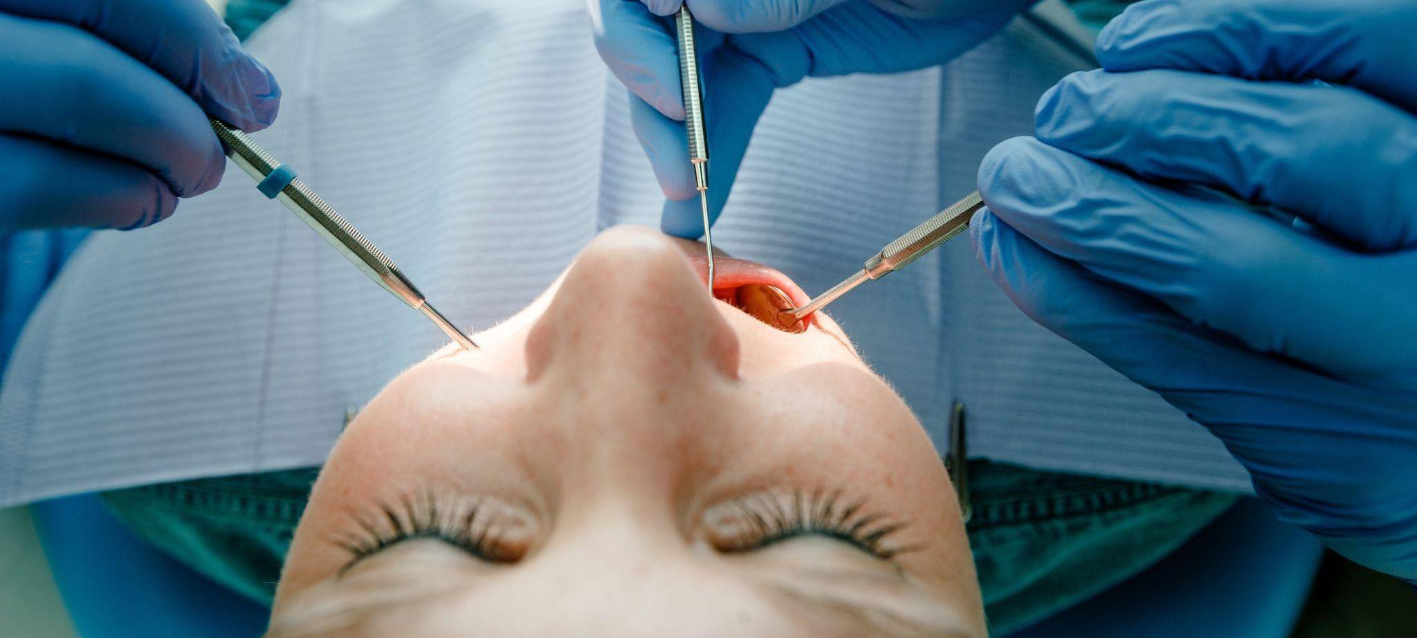 Eine Frau bei einer Zahnbehandlung