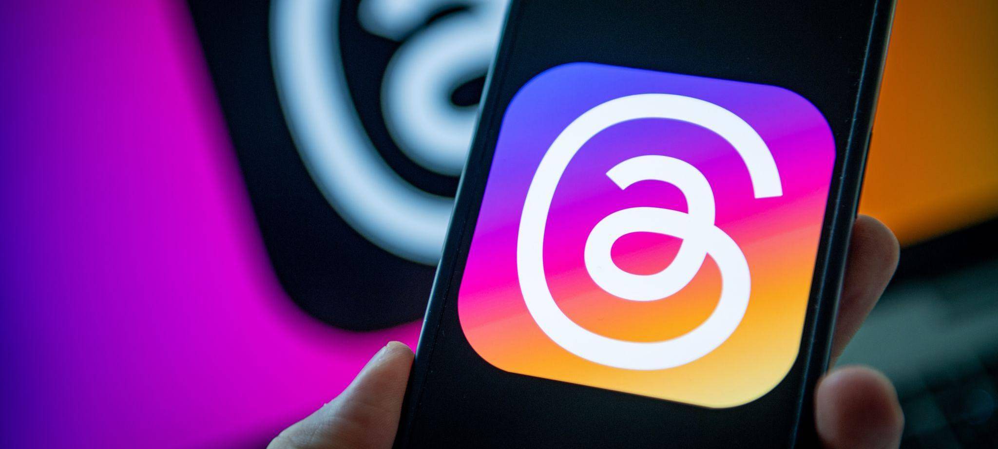 Logo der Meta App Threads auf einem Smartphone