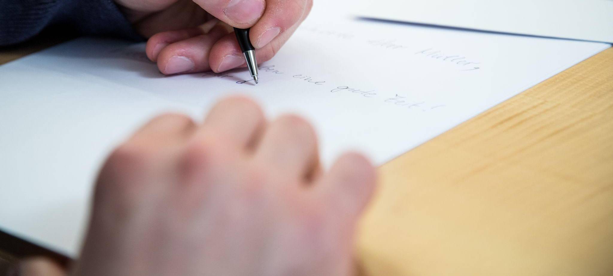 Mann schreibt einen Brief