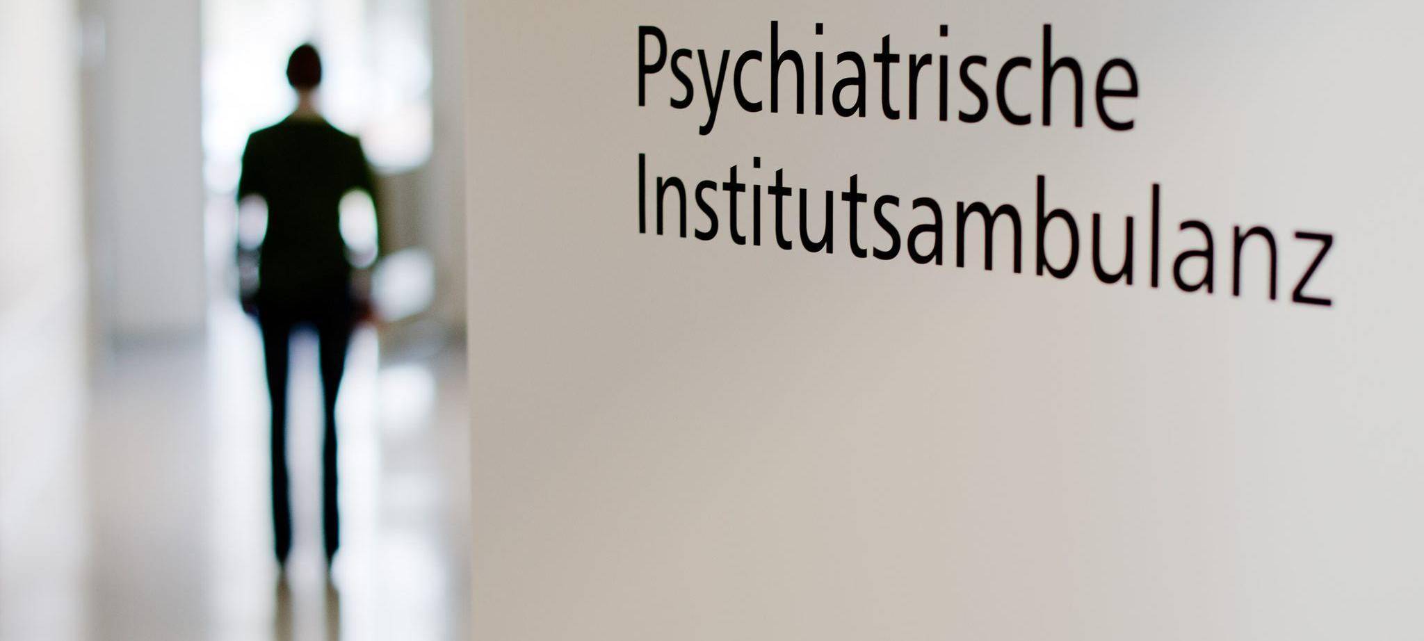 Mitarbeiterin steht in der Psychiatrischen Institutsambulanz