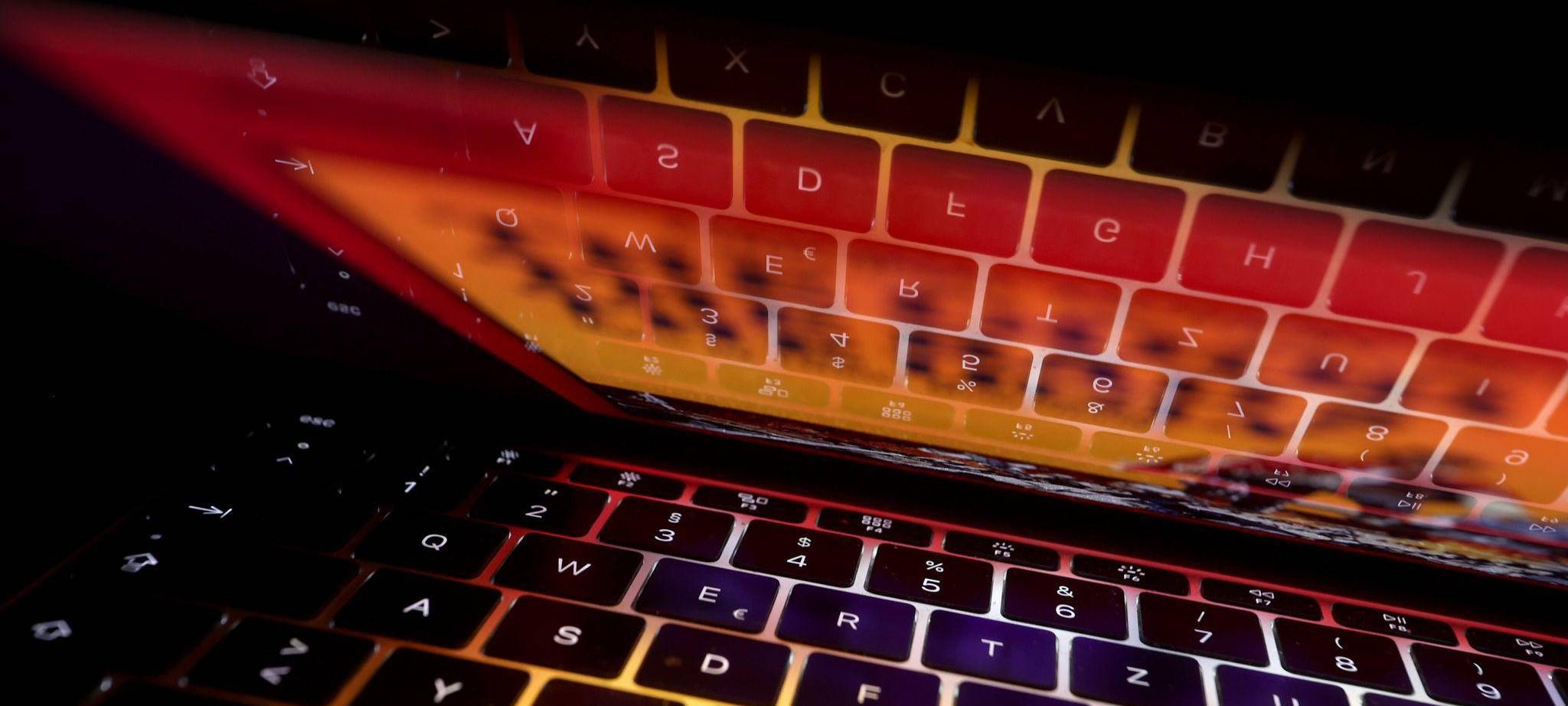 Tastatur eines Laptops spiegelt sich auf dem Display