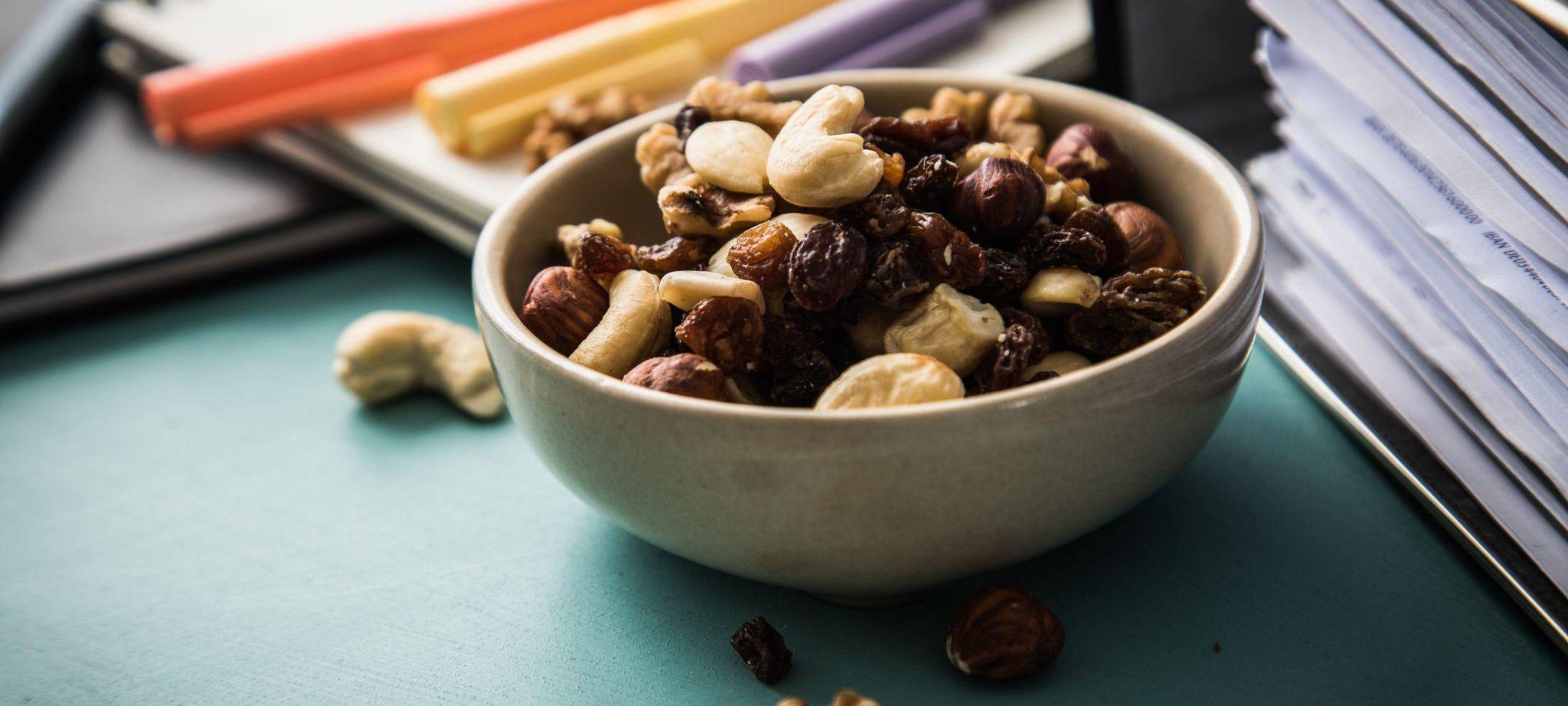 Studentenfutter steht auf einem Schreibtisch