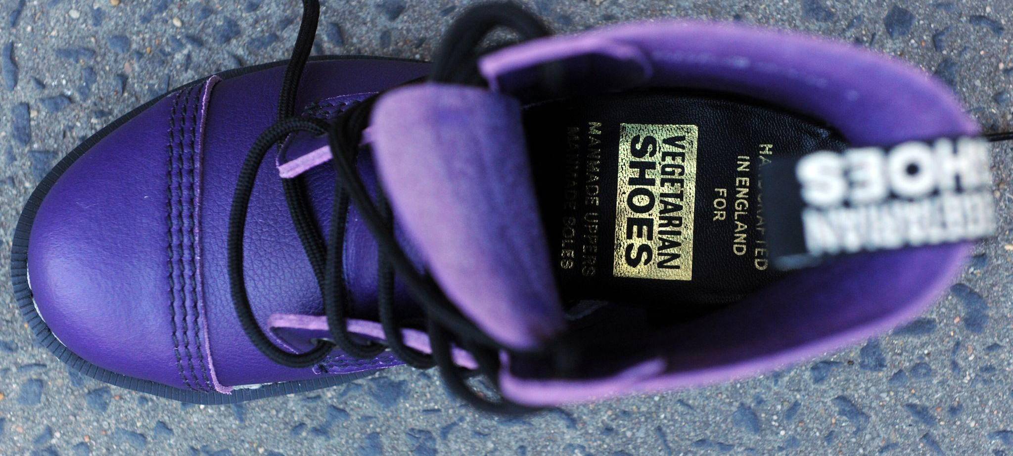 Vegane lila Schnürstiefel von «Vegetarian Shoes»