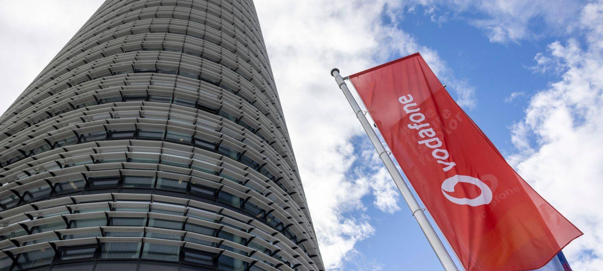 Vodafone-Flaggen vor der Deutschlandzentrale