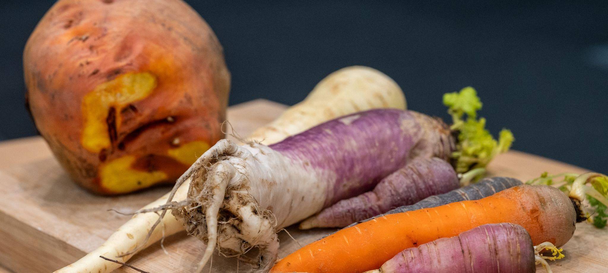 Gelbe Rote Bete neben einer Mairübe und Karotten