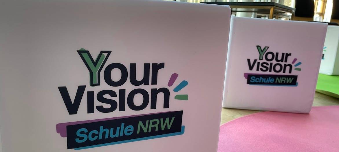 Logo von Your Vision auf Sitzwürfeln