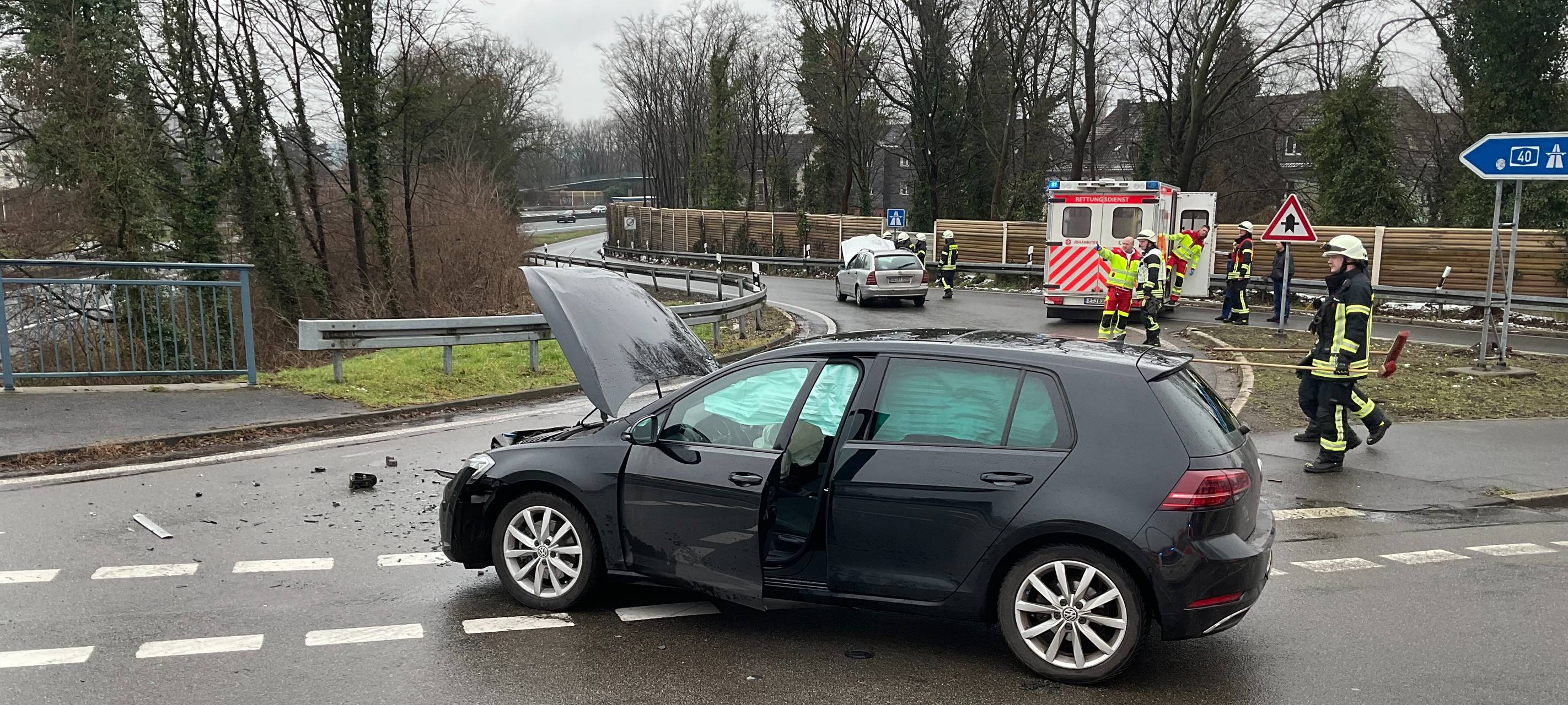 Styrum: Unfall auf A40-Auffahrt mit vier Verletzten