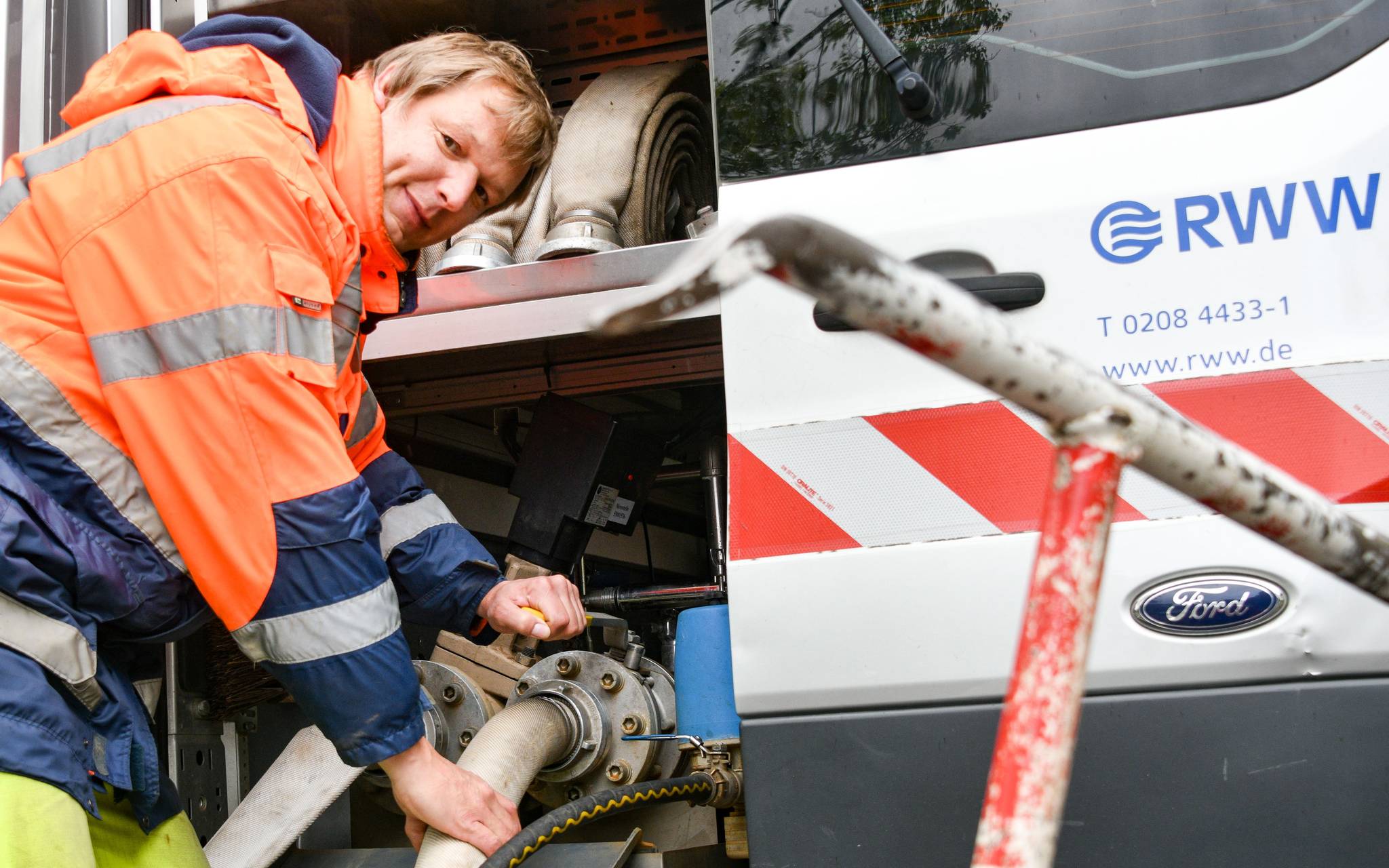 Wasserrohrbruch: Auswirkungen auf Verkehr und VHS