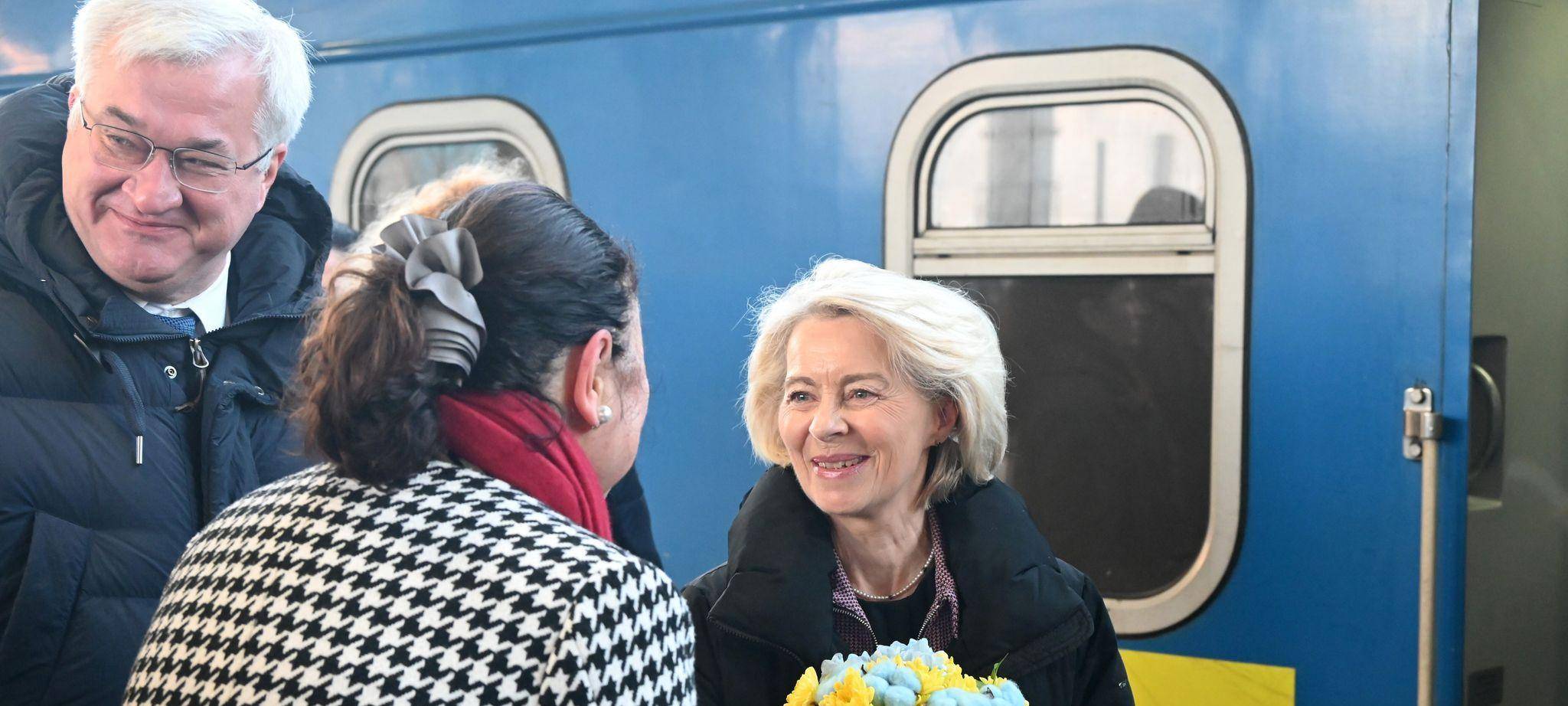 Ukraine-Krieg - von der Leyen besucht Kiew