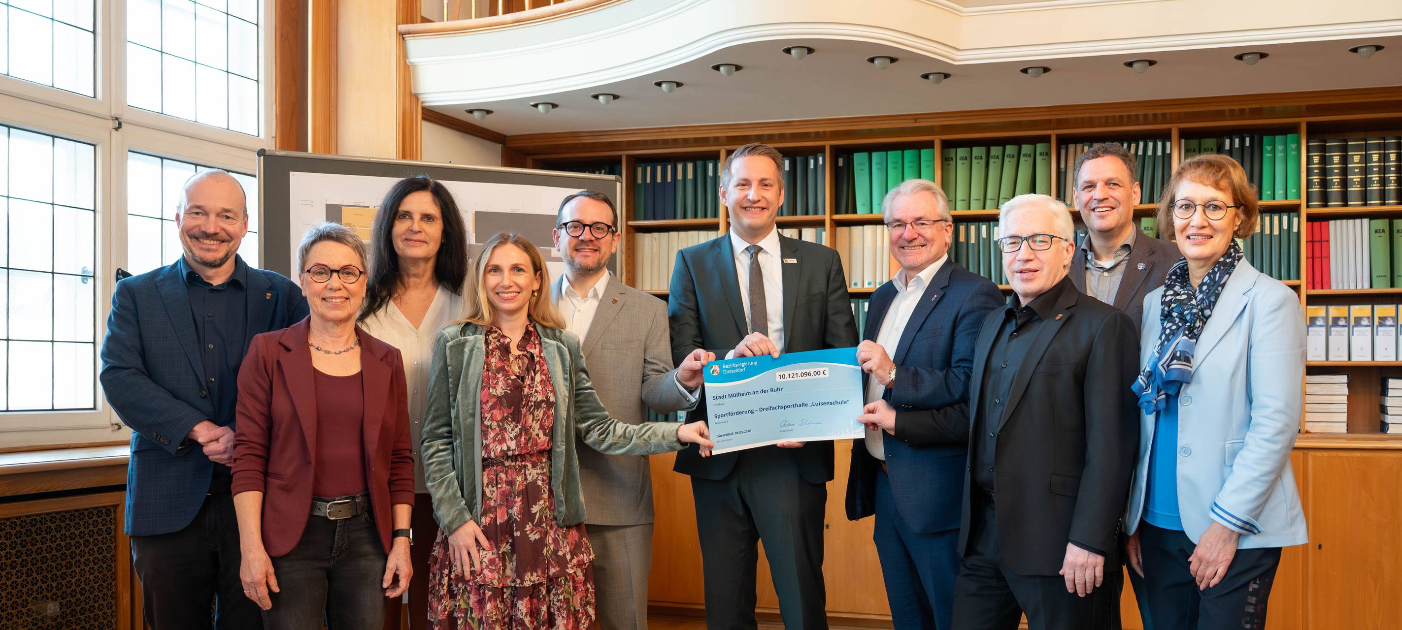 Scheckübergabe für Dreifachsporthalle an der Luisenschule
