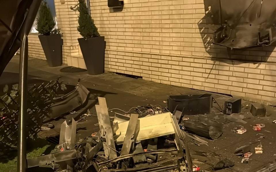 Unbekannte sprengen Zigarettenautomaten