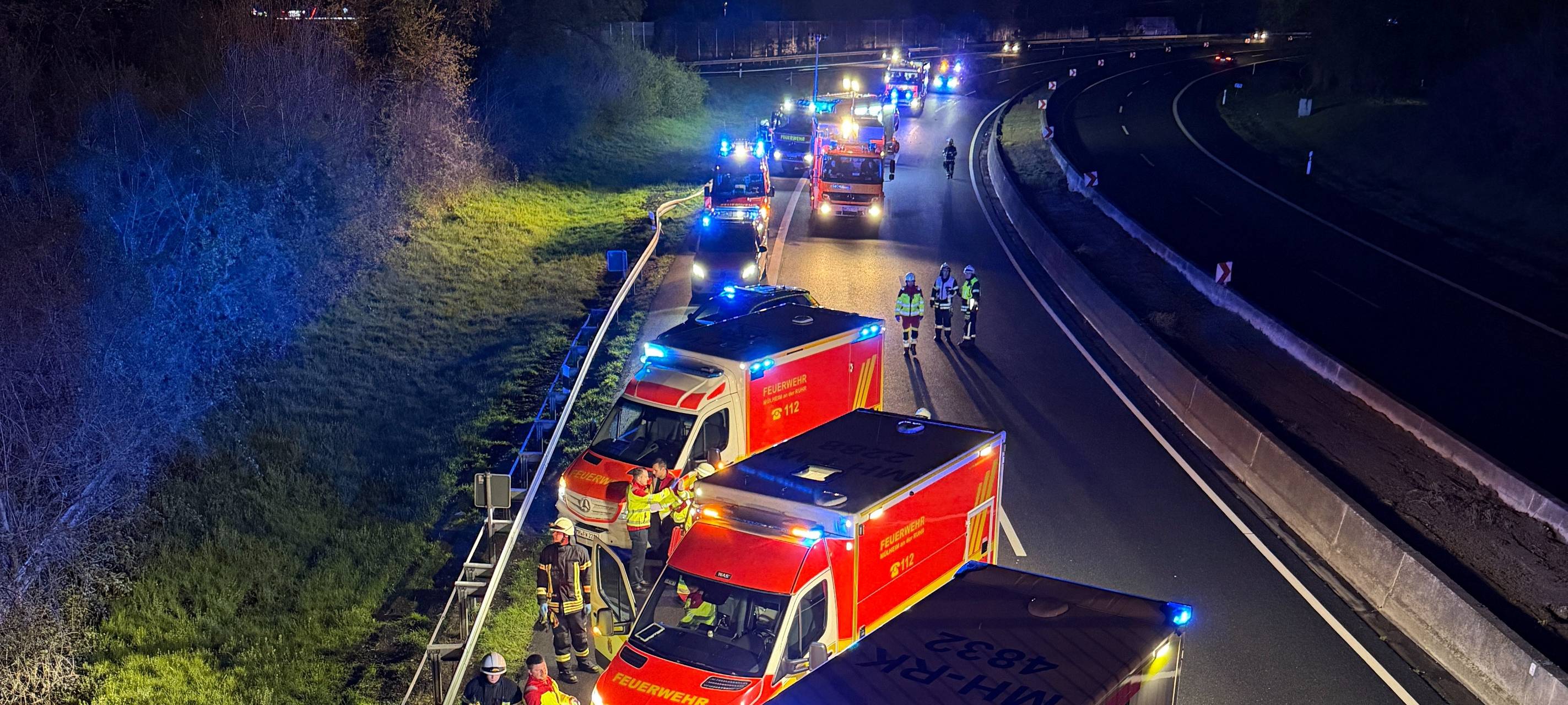 Unfall auf A40 - Person flüchtet in Böschung