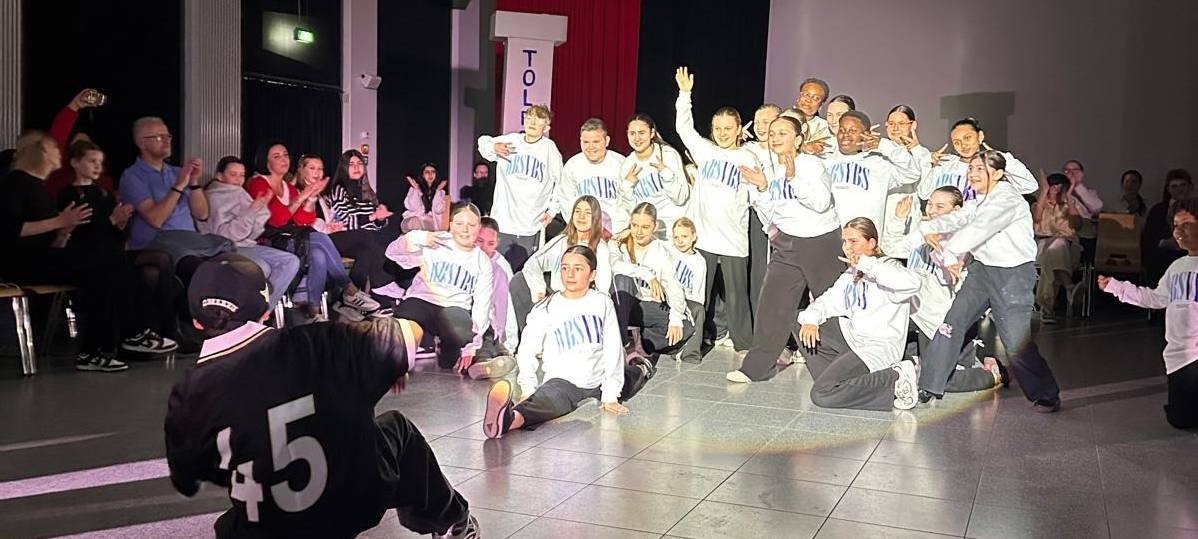 Schüler gestalten Kunstwerk für Demokratie