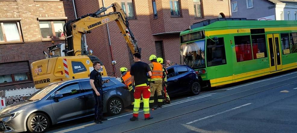 Straßenbahn fährt in Auto
