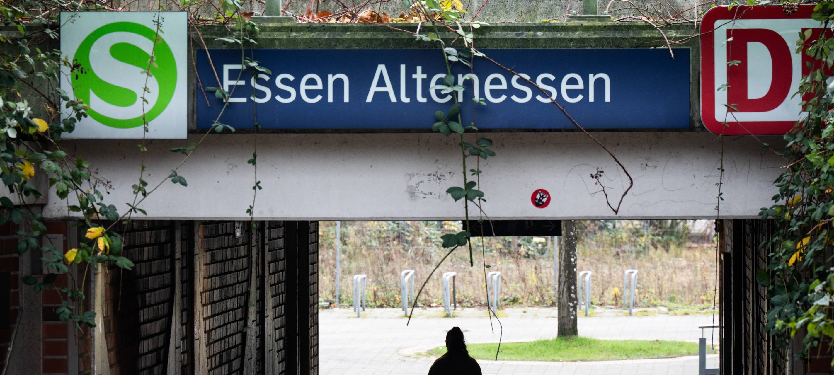 Mann läuft im Gleisbereich – Notbremsung