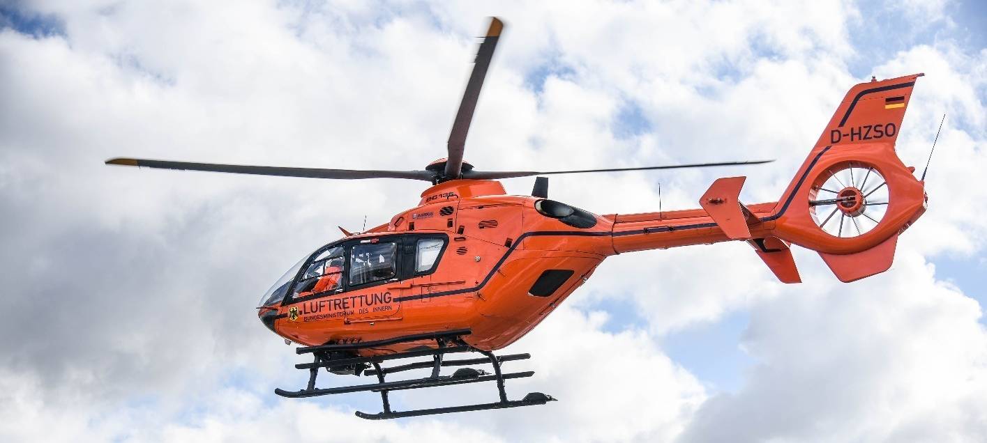 Mann stirbt nach Sturz durch Hallendach