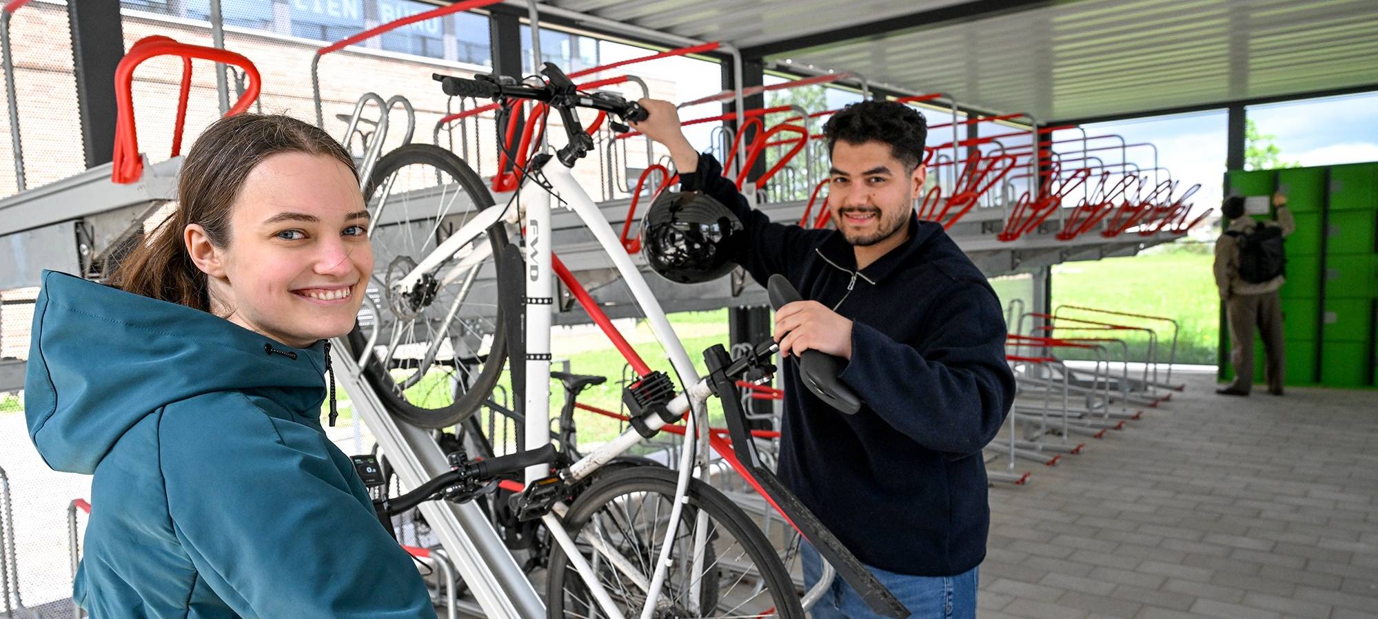 Mülheim: Neues Fahrrad-Parkhaus eröffnet
